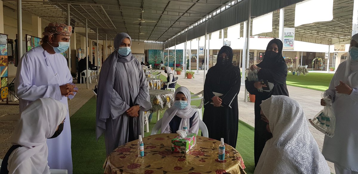 #فعاليات_تعليمية_شمال_الباطنة 
#مدارسنا_بأعيننا 
ضمن برنامج الصحة الوقائية تنفذ دائرة البرامج التعليميةوبالتعاون مع شركةأوكيو حملة توزيع المعقات لطالبات،بحضورالأستاذ عيسى الشامسي المدير المساعد لدائرة البرامج التعليميةوأخصائيات التغذية وأشادت مديرة المدرسةبالمبادرة الطيبة لهم.🤗