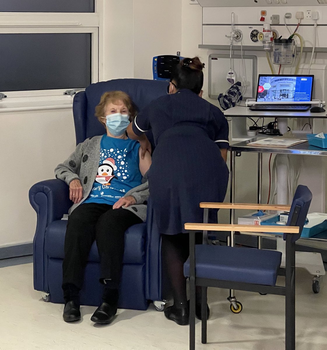 Prof_StevePowis's tweet image. What a great moment - Maggie, the first NHS patient to be vaccinated against COVID-19. A truly historic day here @nhsuhcw and the beginning of the end of this pandemic #ThankYouNHS #CovidVaccine
