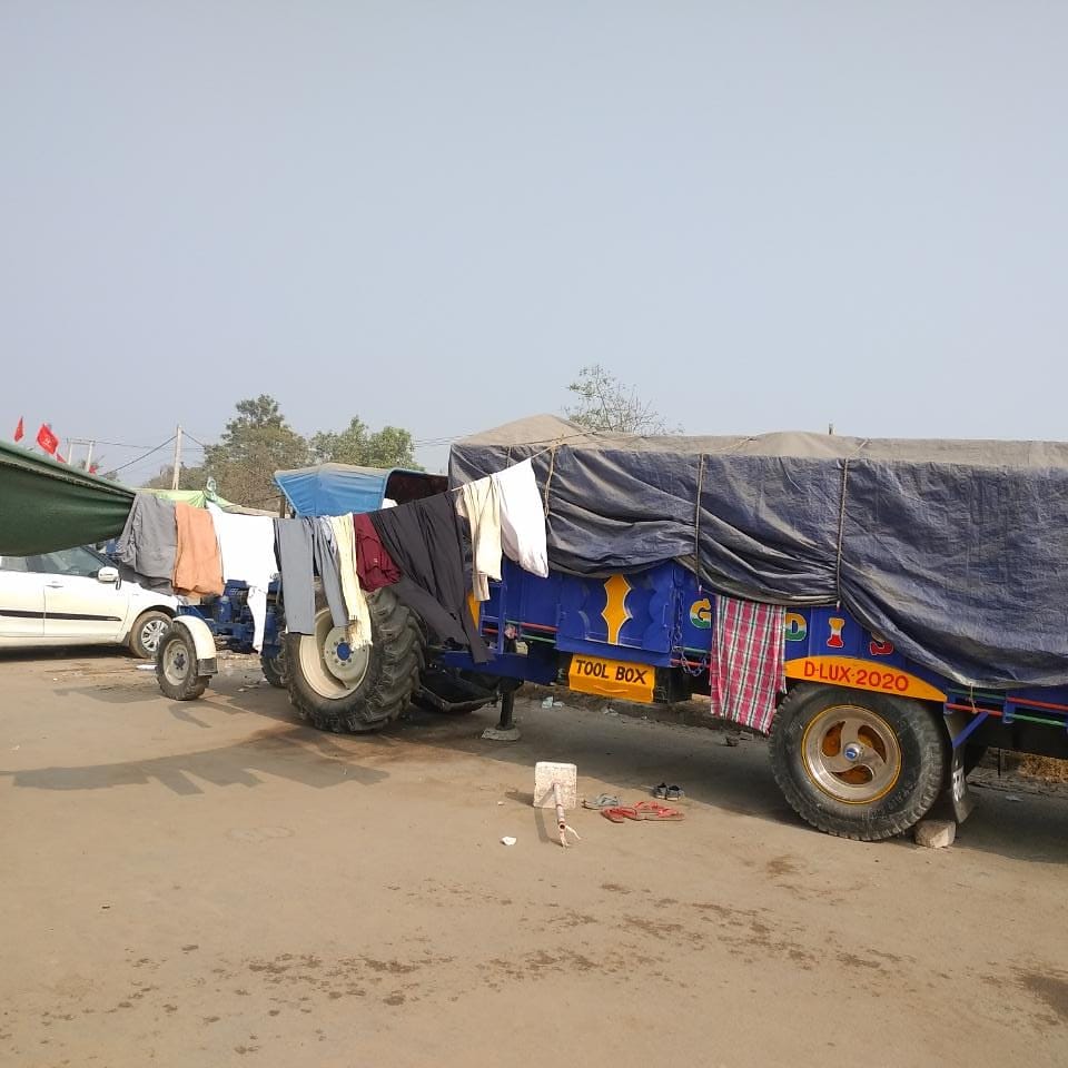 kaurgagan_1's tweet photo. ਮਾਰਦੇ ਆ ਮੌਤ ਨੂੰ ਵੀ ਥਾਪੀਆਂ ਤੇ ਆਉਂਦੇ ਪਿੰਡਾਂ ਆਲੇ ਬੁਕਦੇ
ਦੇਖ ਤੇਰੇ ਚੌੜੇ ਚੌੜੇ ਰਾਹਾਂ ਤੇ ਸਿੰਘਾਂ ਦੇ ਕਛਿਹਰੇ ਸੁਕਦੇ।#FarmerProtest #farmer #SaveFarm #standwithfarmerschallenge #Panth https://t.co/HZGjvNBLx4