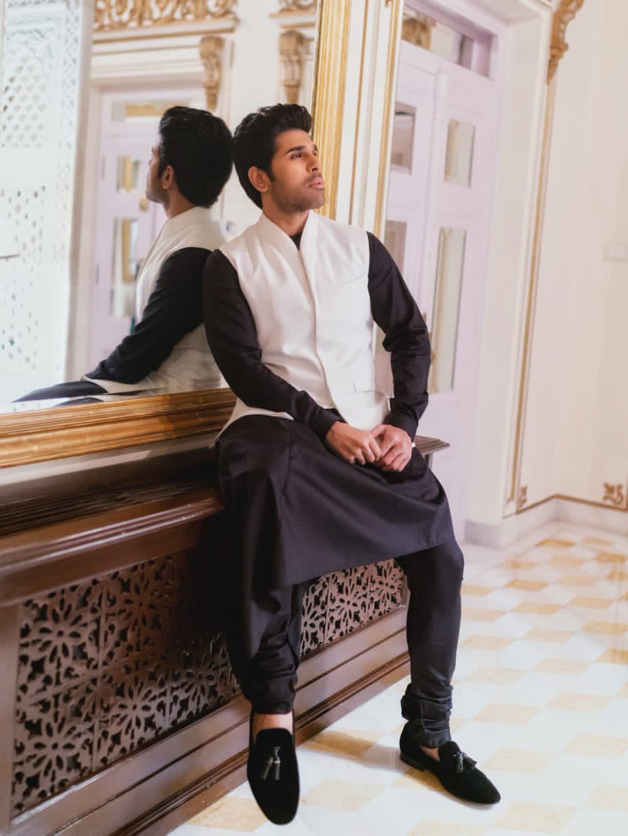 #CheckThisOut
<a href="/AlluSirish/">Allu Sirish</a> turns the celebratory mode on with traditional attire by <a href="/GG_Studio/">Gaurav Gupta Couture</a> at his cousin <a href="/IamNiharikaK/">Niharika Konidela</a> wedding

<a href="/treeshulmedia/">Tree-Shul Media Solutions</a> <a href="/MandviSharma/">Mandvi Gayatri Sharma</a> <a href="/downtownmirror/">Downtown Mirror</a> 

#Allusirish #gauravgupta #downtownmirrormagazine #downtownmirror #southindia #tamil #wedding #season
