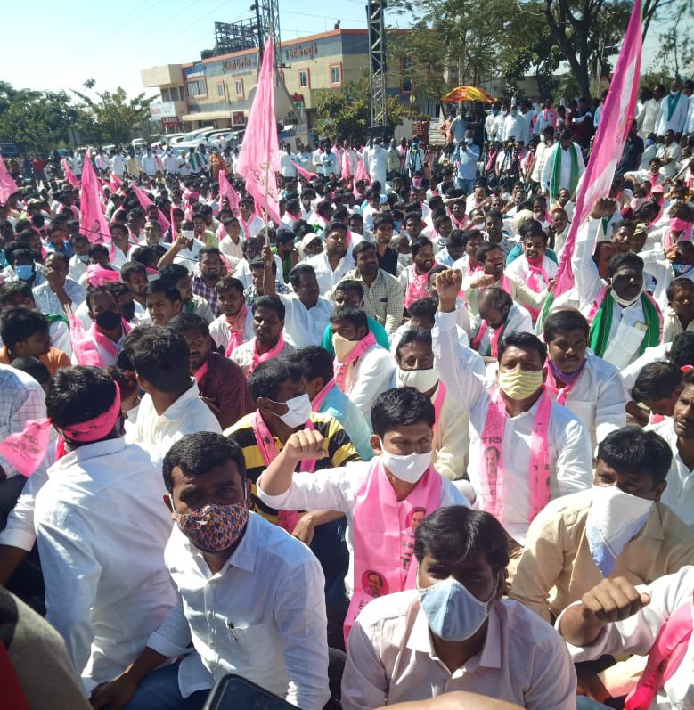 JAGANBRS's tweet photo. Participated in Raithu Diksha #FarmersProtest at Burgupa Gate at Shadnagar with TRS Working President @KTRTRS anna 

 #आज_भारत_बंद_है #BharatBandh https://t.co/5L25AVyNyU