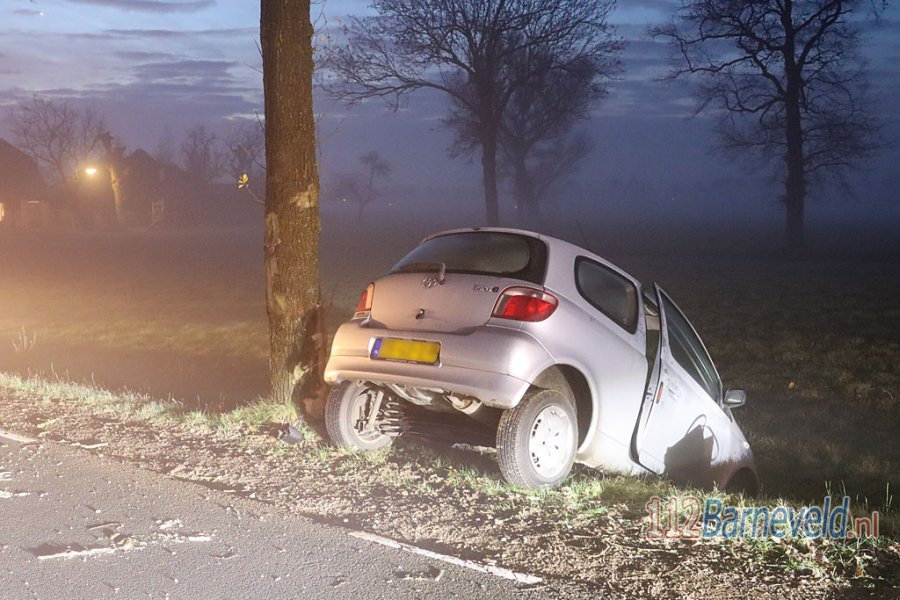 Auto in de sloot na botsing met boom op de Langesteeg in #Leusden. 112Barneveld.