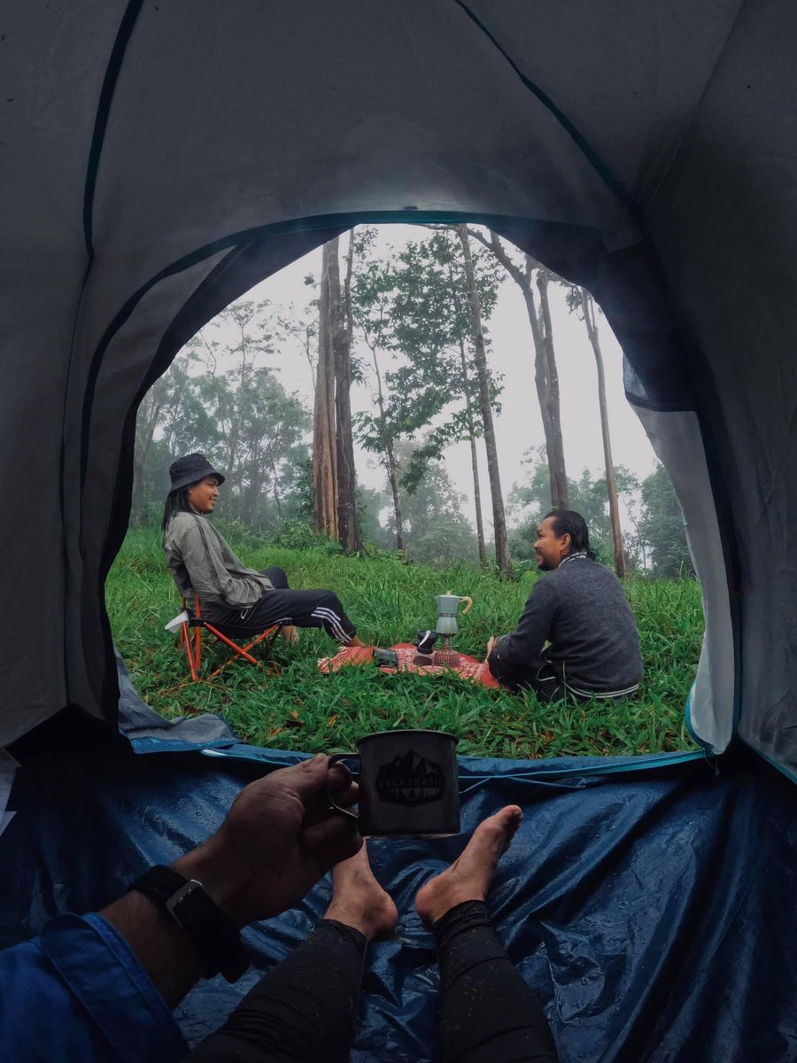 back3basic_'s tweet photo. Hujan tidak menjadi halangan. Sensasi bunyi drip titisan hujan mendarat di khemah memang syahdu. Bukit maras ditakluki. Hiking lebih kurang sejam. Viewnya berkabus namun jika bernasib baik viewnya lebih tampan.

📸 FB / IG : Back3Basic — at Bukit Maras, Kuala Nerus, Terengganu https://t.co/ruqijLccv7