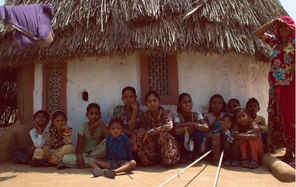 Acquired by the Meghwal community, the land is home to people who live here as one big family. Sounds of conversations and giggles cheer up the otherwise dull and dry neighborhood. Bougainvillaea decorating tiny houses and courtyards engulfed in the sweetest aroma of petrichor.