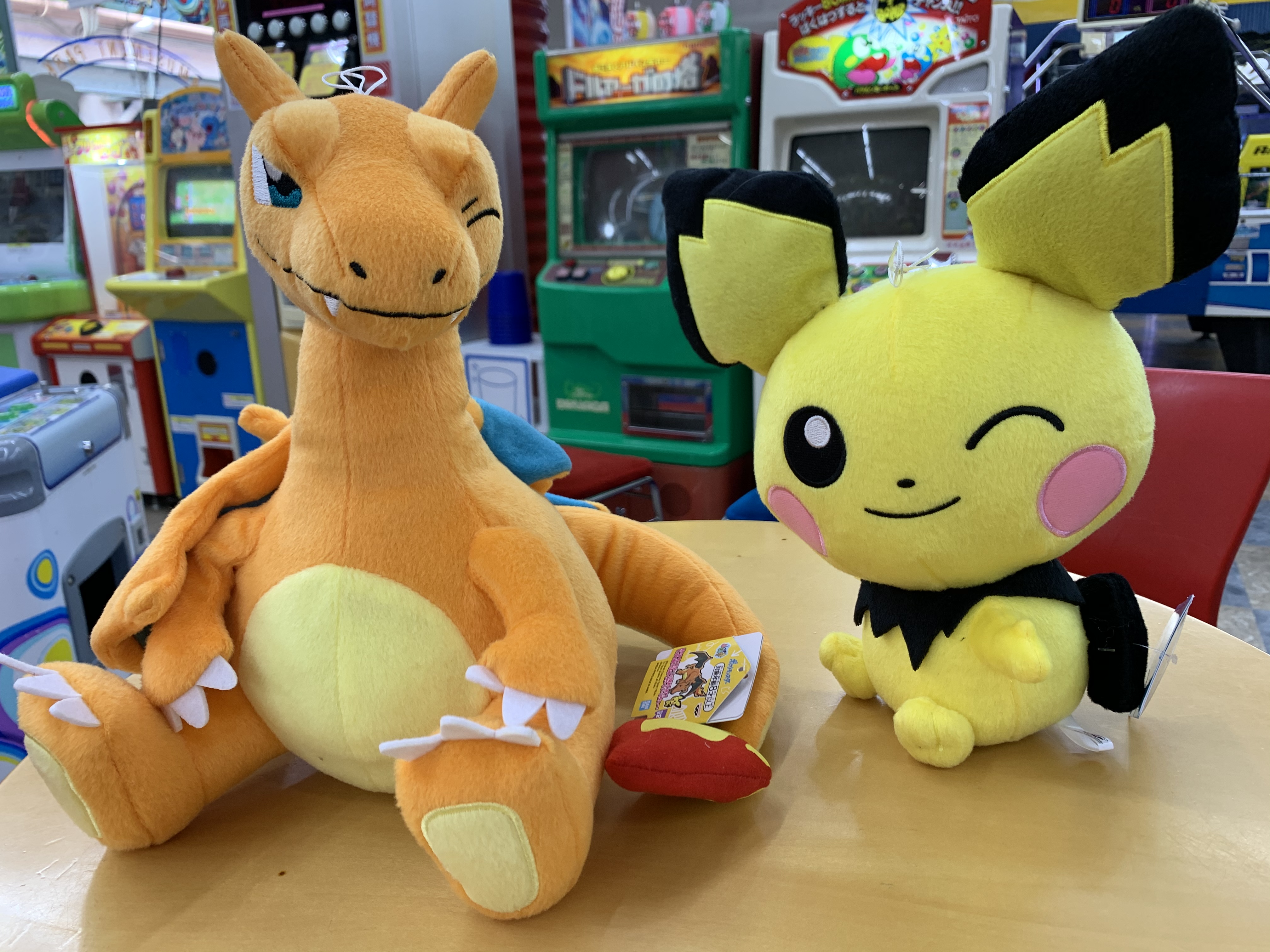 Mg朝生田店 こんにちは Mg朝生田店ですー 今回の新商品は ポケットモンスター しっぽみてみて でっかいぬいぐるみ リザードンとピチュー です ポケモン達の自慢のしっぽ 主張しているのが可愛いです リザードンとピチューがしっぽ比べ