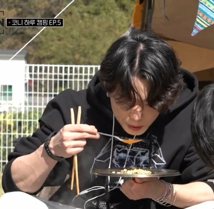 jiwonlism's tweet photo. bobby???!?!?!?!?https://t.co/ng6rurIAur