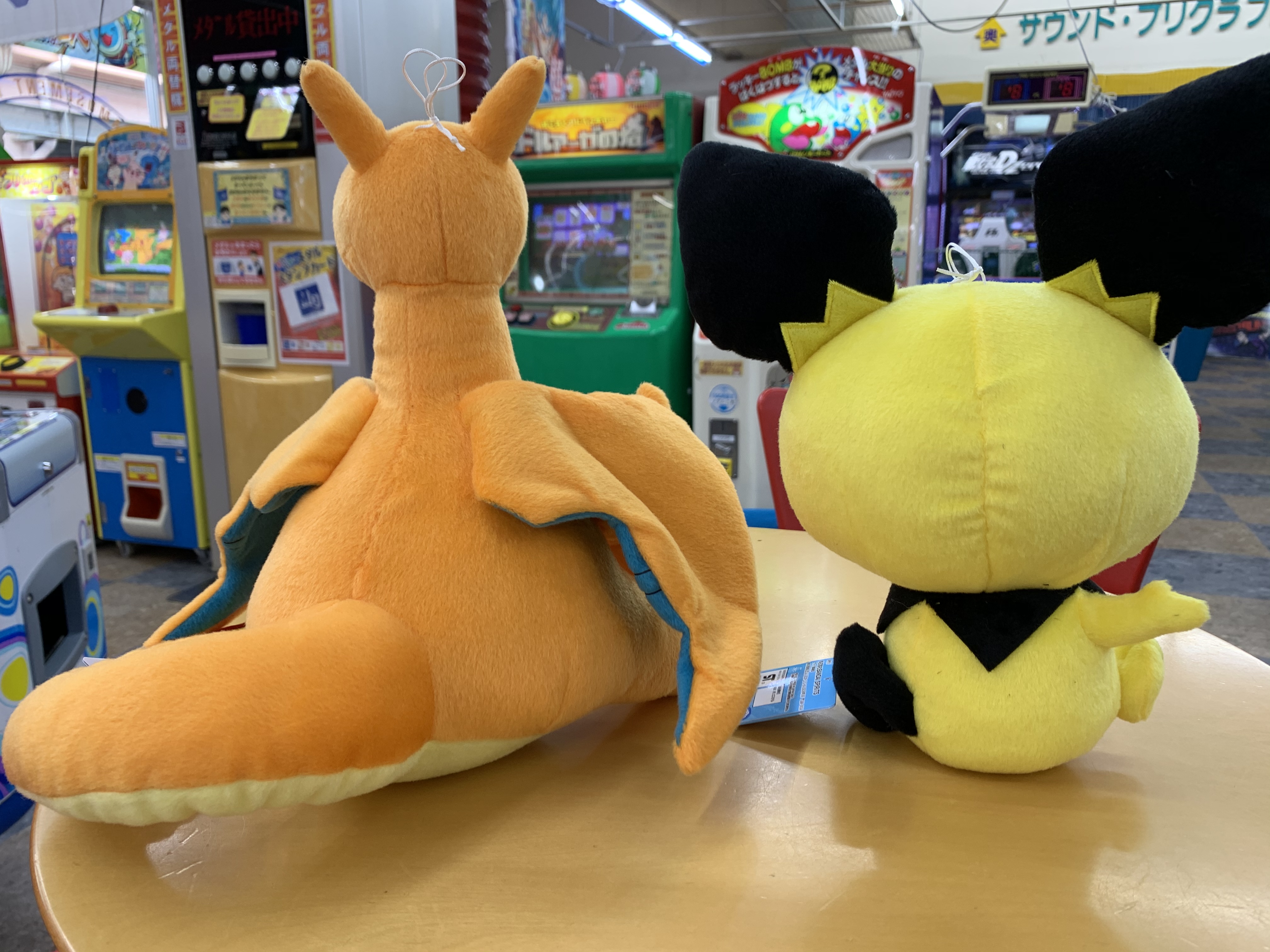 Mg朝生田店 こんにちは Mg朝生田店ですー 今回の新商品は ポケットモンスター しっぽみてみて でっかいぬいぐるみ リザードンとピチュー です ポケモン達の自慢のしっぽ 主張しているのが可愛いです リザードンとピチューがしっぽ比べ