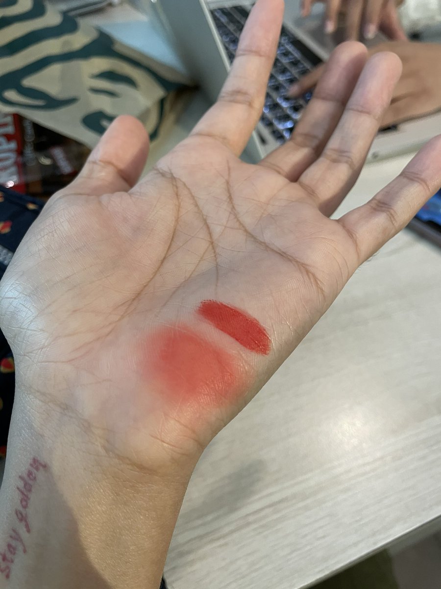 นี่คือแคนดี้แลปที่เค้าใช้กันหรอ อีเหี้ยเอ้ยไม่มีคนบอกเลยว่าเนื้อดีมาก สวรรค์คนปากแห้ง ไม่หนัก ติดทน สีดี กุทาแม่งตั้งแต่ปาก แก้ม หนังตา สุดยอดๆๆๆๆๆ คุณภาพเค้าเต้อแบรน