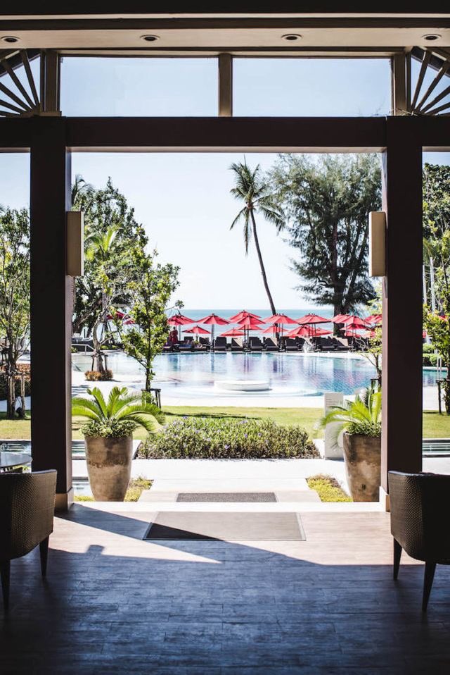 08/12/20
Koh Samui, Tailandia

—Por la mañana los invitados a la boda habían comenzado a llegar en distintos vuelos y el hotel que los hospedaba fue llenándose de rostros conocidos. El día estaba pensado para reponer energías del viaje aunque podía ser aprovechado para turistear.