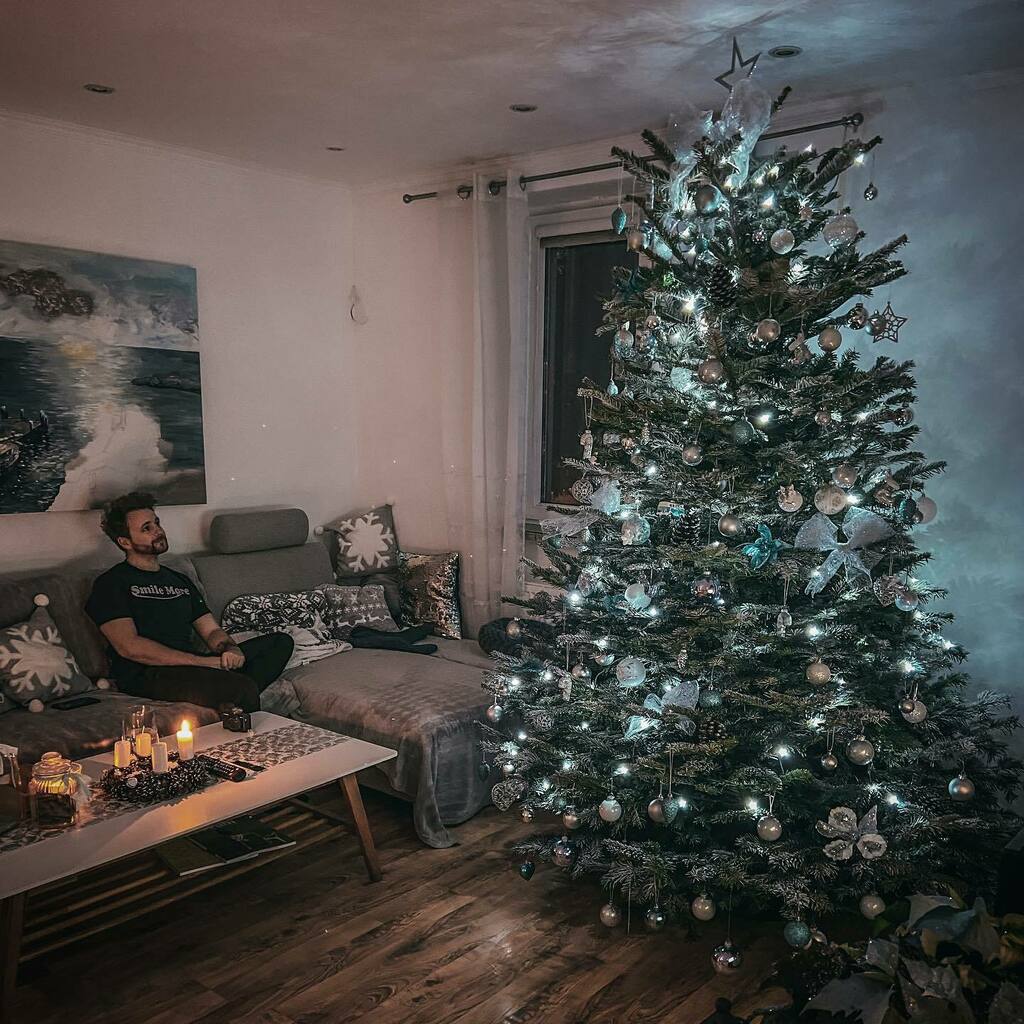 aufdieklappe's tweet photo. Irgendwie ist der Weihnachtsbaum 🎄 dieses Jahr etwas zu groß ausgefallen.... man sieht den Fernseher ja kaum noch. 📺🤔 Steht das Gestrüpp bei euch auch schon? https://t.co/e5m0JXNbwX https://t.co/w188qB2znp