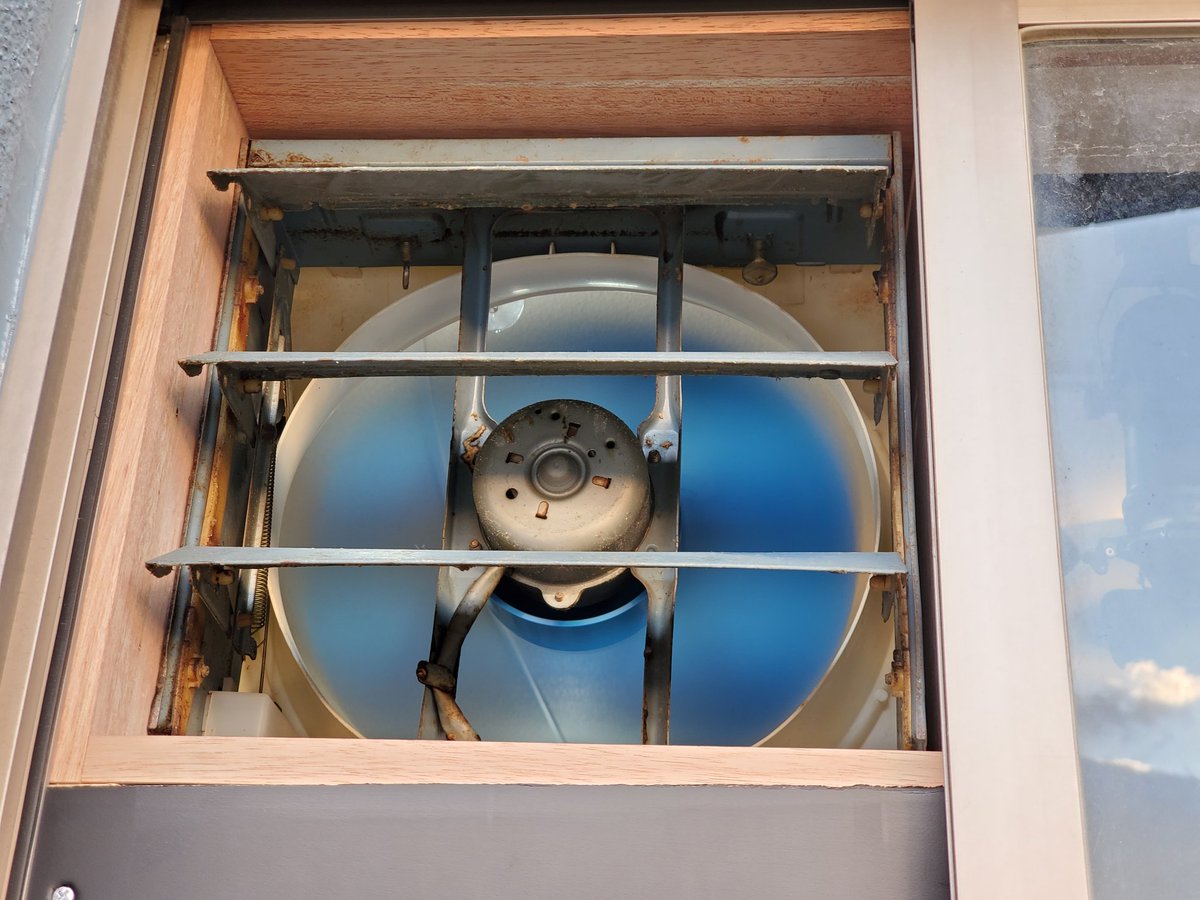 ショコラ電機 V Twitter 前回設置した窓枠換気扇の横にもう一台設置しました 今回設置 したのはだいぶ昔に実用機として使用するために用意しておいたナショナル換気扇 Fv 25y 前回設置したニューコンパックと共にいいインテリアとなってくれることでしょう