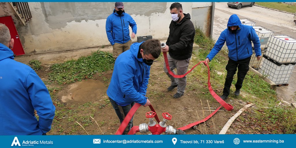 easternmining's tweet photo. Edukacijom o raznovrsnim sigurnosnim temama nastojimo osposobiti naše zaposlenike da pravovremeno i pravilno odgovore na potencijalne opasnosti, a koje mogu ugroziti njihovu životnu i radnu sredinu.
#adriaticmetals #easternmining #safety #security #environment #vares #mining https://t.co/IOb9FqxUvh