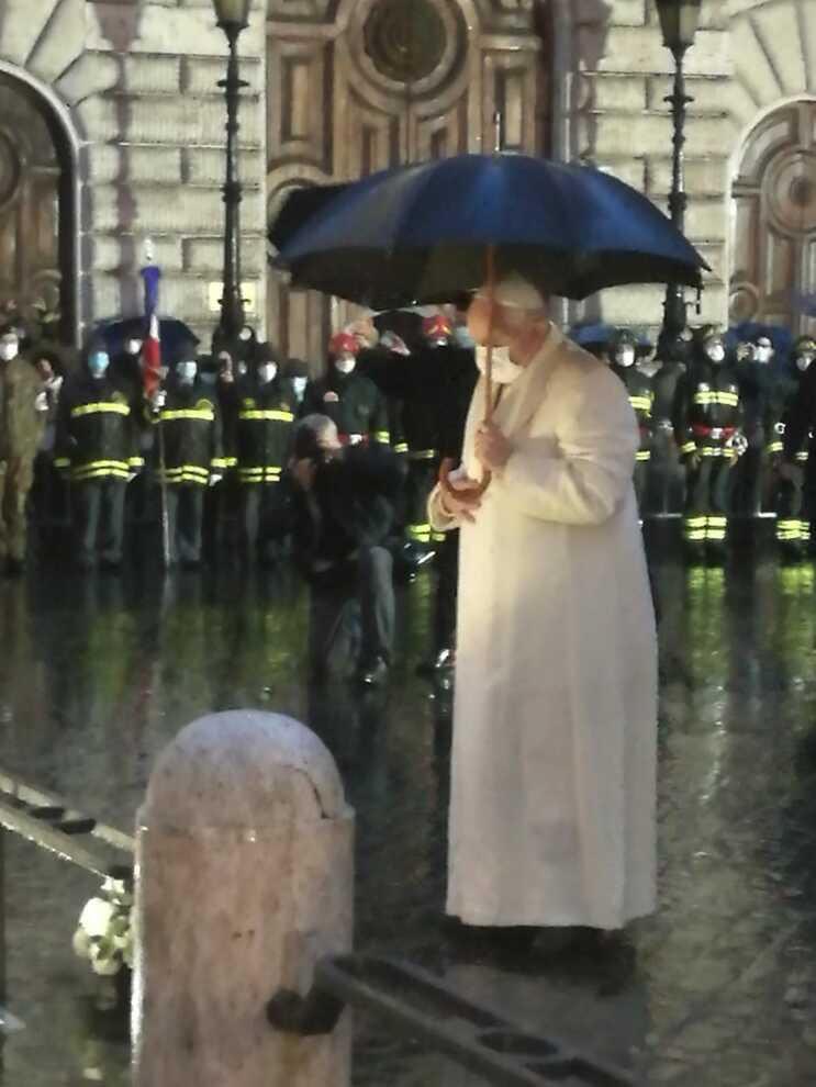 SalvoCernuzio's tweet photo. Alla fine ci è andato, da solo, alle 7 del mattino, sotto una pioggia battente. @Pontifex_it , con ombrello e mascherina, ai piedi della statua dell’Immacolata a piazza di Spagna https://t.co/PCBLbDM3J2