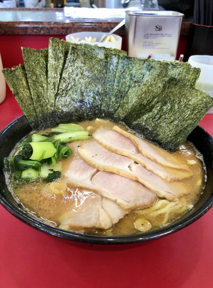 Makouken ラーメン杉田家千葉店 千葉市中央区祐光 チャーシューメン並 のり 朝ラーを決めにこちらへ 駐車場満車で暫く待って入店 かため濃い口多めでオーダー なんといってもまったりコッテリスープがうまい 短い家系特有の麺もいい ご馳走様です