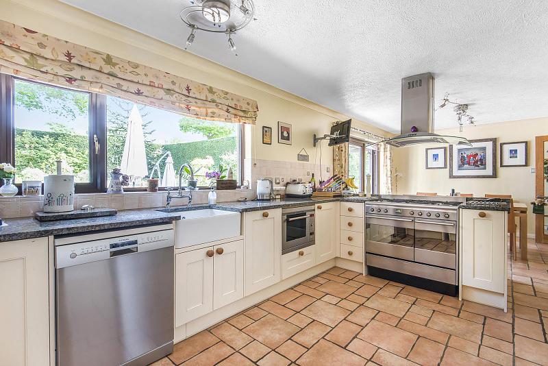 GLCoEstateAgent's tweet photo. #westchiltington #localproperty #propertygoals #villagelife  4 bedrooms | 3 Bathrooms | Beautifully Landscaped and Secure Gardens | Ample Parking | Double Garage | Nearly 2,000 sq.ft. of Accomm | Generous principal suite | upgraded heating system | EPC C
https://t.co/RmtExo9F5q https://t.co/qWDRF6iWJl