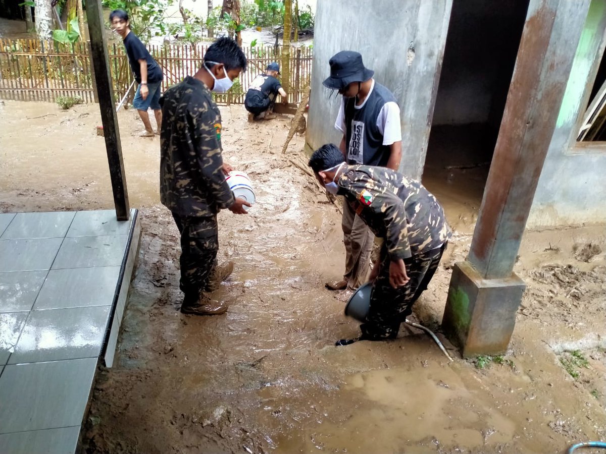 AfifFuadS's tweet photo. Sederahana saja untuk berjihad membela agama.
Salam hormat untuk para Banser Lebak, 3 hari 3 malam membantu korban Banjir di beberapa Kec. Di Lebak. https://t.co/ypYcehTcJR