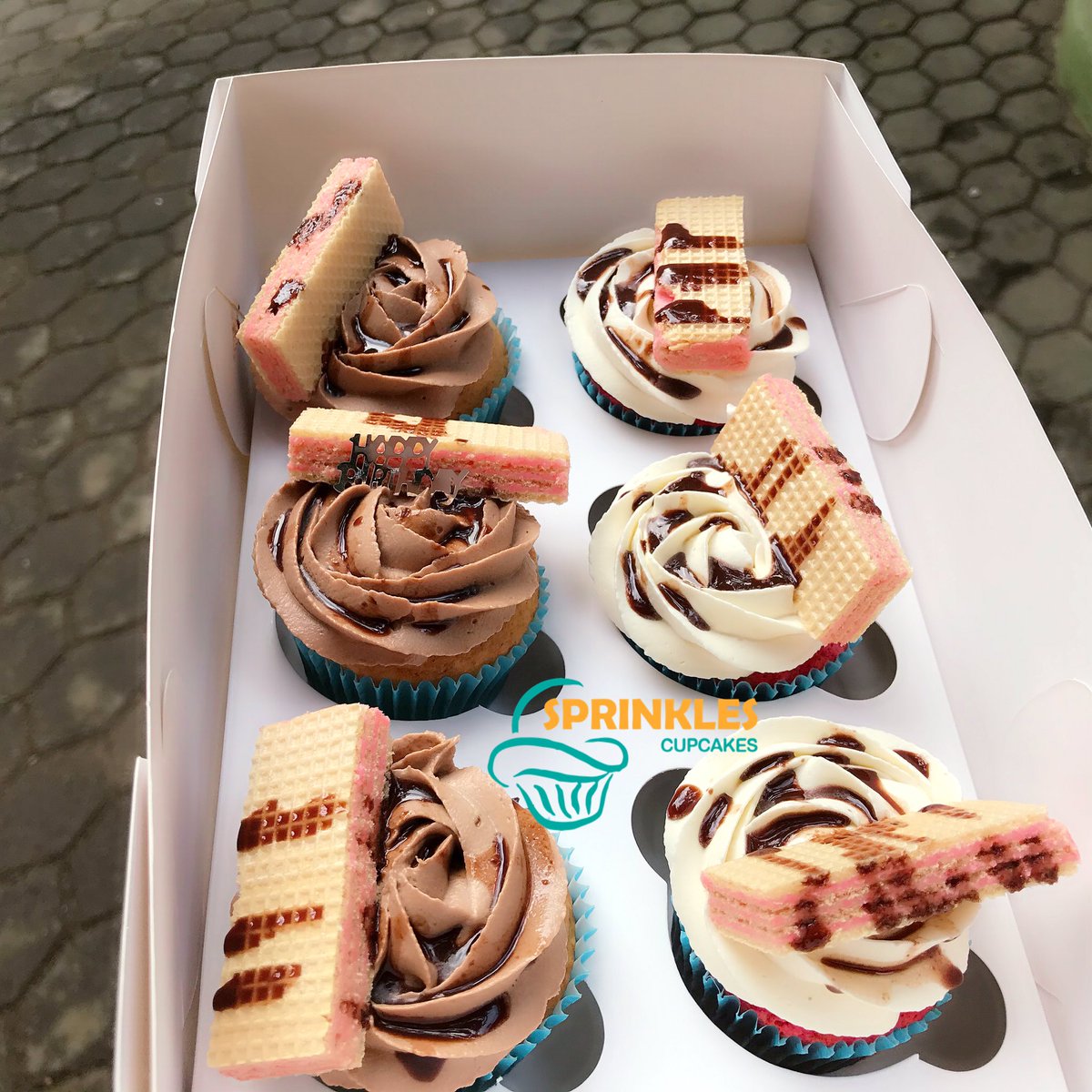 sprinklesgh's tweet photo. Order your cupcakes from us🙈.
A cupcake is GH₵6.00 with sprinkles. 
.
.
Extra toppings come at an extra cost though 😅
KINDLY LIKE AND RT. And patronize is too😇
#Cupcake #ghana #Accra #Peace https://t.co/bsE9SaBnIc
