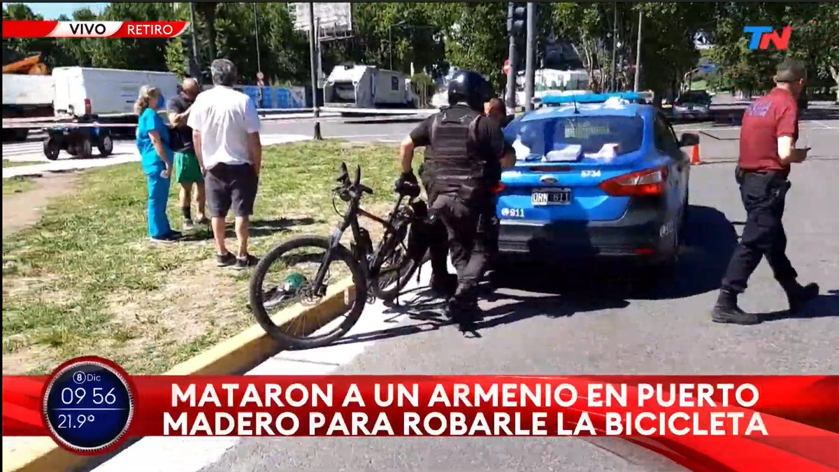 SerbinPont's tweet photo. Acaban de asesinar a un turista en Puerto Madero. Un joven de 15 años le disparó en la cara para sacarle la bicicleta. 

Por una bicicleta . . . https://t.co/LlHfUqatnT