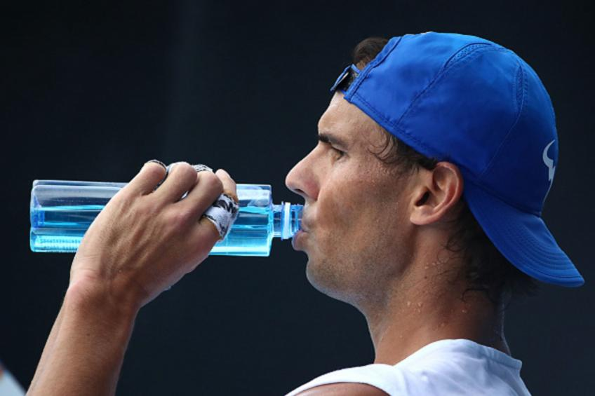 Rafael Nadal drinking. a thread.
