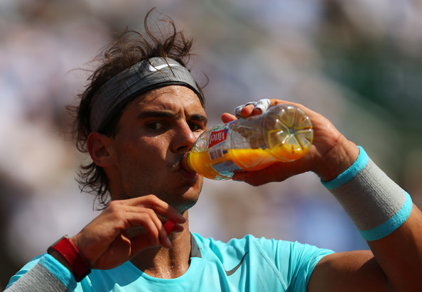 Rafael Nadal drinking. a thread.