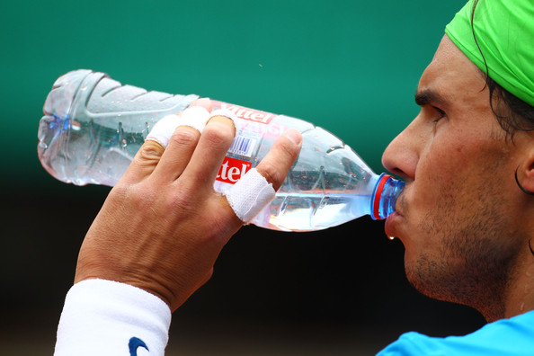 Rafael Nadal drinking. a thread.