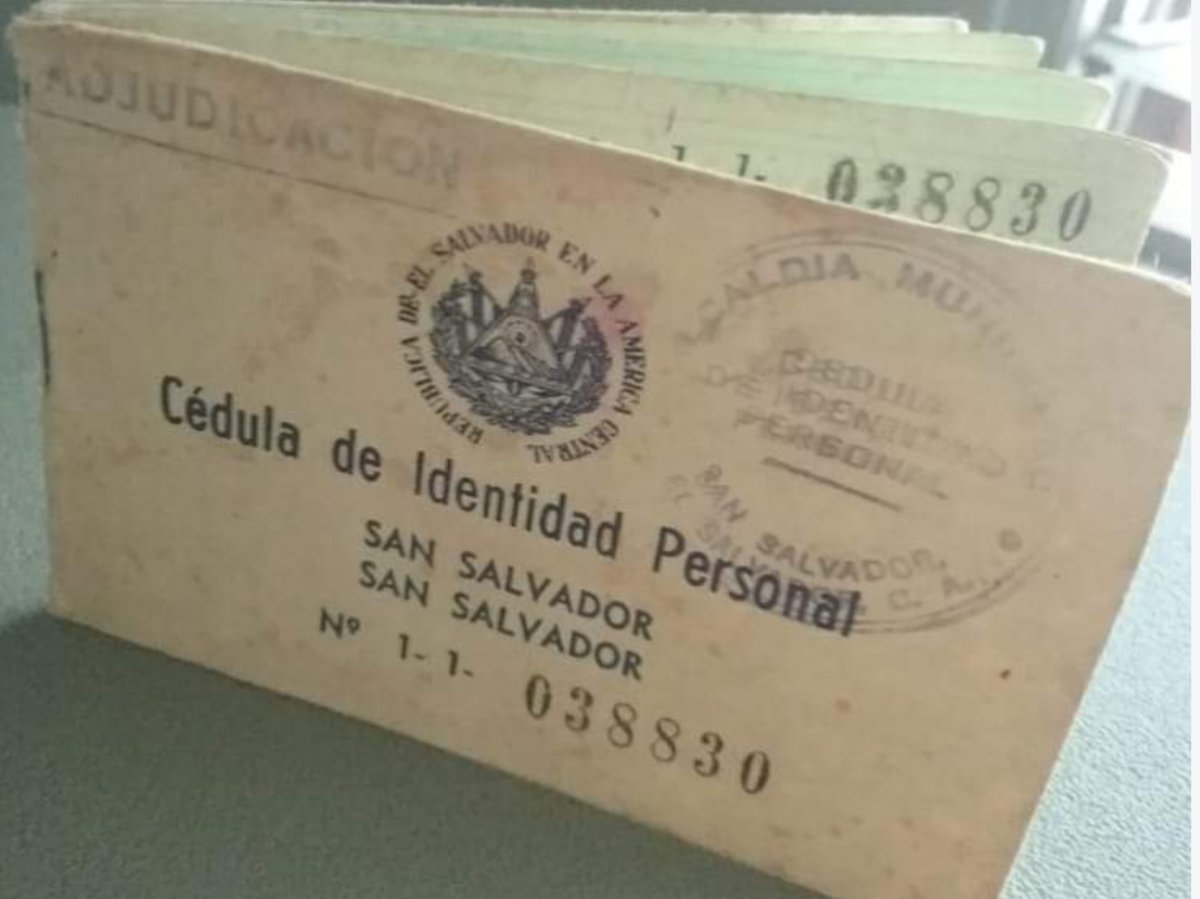 EfemeridesSV's tweet photo. 08.dic.1959 Entra en vigor la ley que obliga al uso de la Cédula de Identidad Personal a toda persona salvadoreña mayor de 18 años. #EfeméridesSV https://t.co/ES6pGtU6Ei