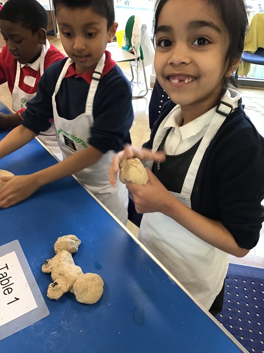 MayflowerSch's tweet photo. #okeeffe are really enjoying shaping our bread rolls! Can you guess what we’re making? #LessonsInLoaf https://t.co/GbACUVX2W4
