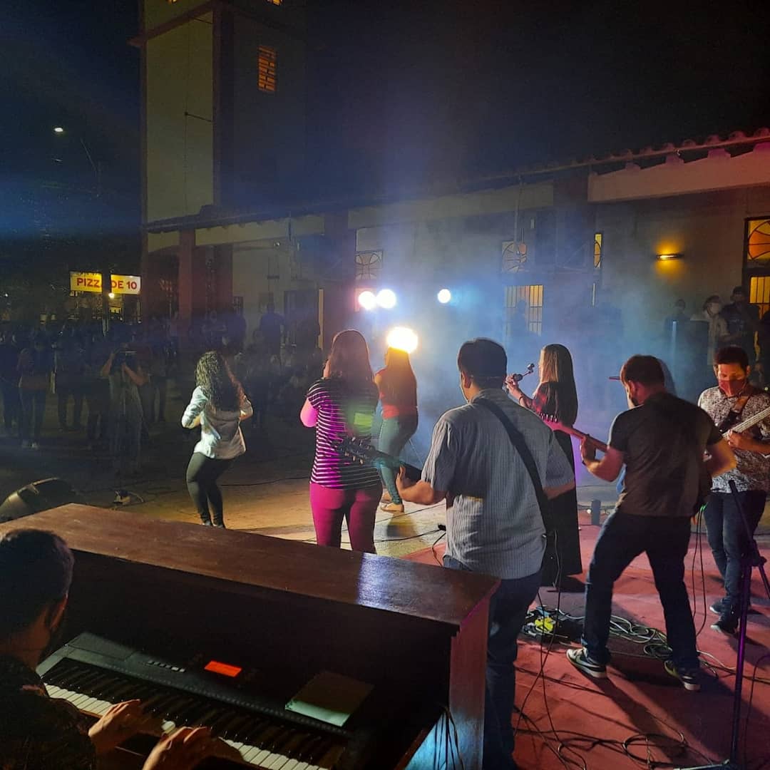 dema_py's tweet photo. Serenata a #virgendecaacupe en tu casa #Caacupé2020 #caacupe #quedateencasa #modocovid Fiesta de la Inmaculada concepcion de María 😍❤️ el pueblo #paraguayo de fiesta 🎉🎉🎉🎸
#SomosDEMaria #DEMApy #legiomariae #somosDEMAria #graciasmadremia #4años #catolica #iglesiacatólica https://t.co/PtfJLZyqth