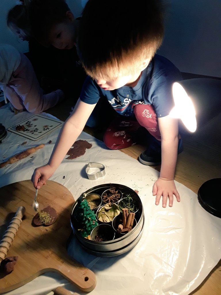 AshbridgeMaxy's tweet photo. Squishing, smashing, twisting and moulding. Today in the #atelier we learned to apply pressure on a mouldable material to flatten it. We had to demonstrate a huge amount of big muscle strength from both our shoulders & arms. #movementinplay #eytalking @NDNAtalk #EYFS https://t.co/eAFym28mPe