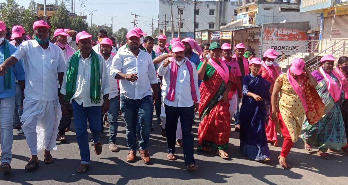 AthramSakku's tweet photo. కేంద్రప్రభుత్వంప్రవేశపెట్టినవ్యవసాయచట్టాలను రద్దుచేయాలనిదేశరాజధానిలోరైతులుచేస్తున్నఉద్యమానికిమద్దతుగాTRSపార్టీఅధ్యక్షులుతెలంగాణ రాష్ట్ర ముఖ్యమంత్రి గౌరవ శ్రీ KCRగారి&amp;వర్కింగ్ ప్రెసిడెంట్ గౌరవశ్రీKTRగారిపిలుపుమేరకుజిల్లాకేంద్రములోబందుపాటిస్తూరాస్తారోకో చేసి ర్యాలీలో పాల్గొనడమైనది. https://t.co/cKkuBmhydy