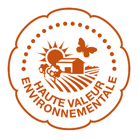Le contexte : La certification HVE « Haute valeur Environnementale » est issue du Grenelle de l’environnement de 2007, et a été mise en place depuis février 2012. Le logo, assez stylé, est identifiable sur certains produits depuis 2014.