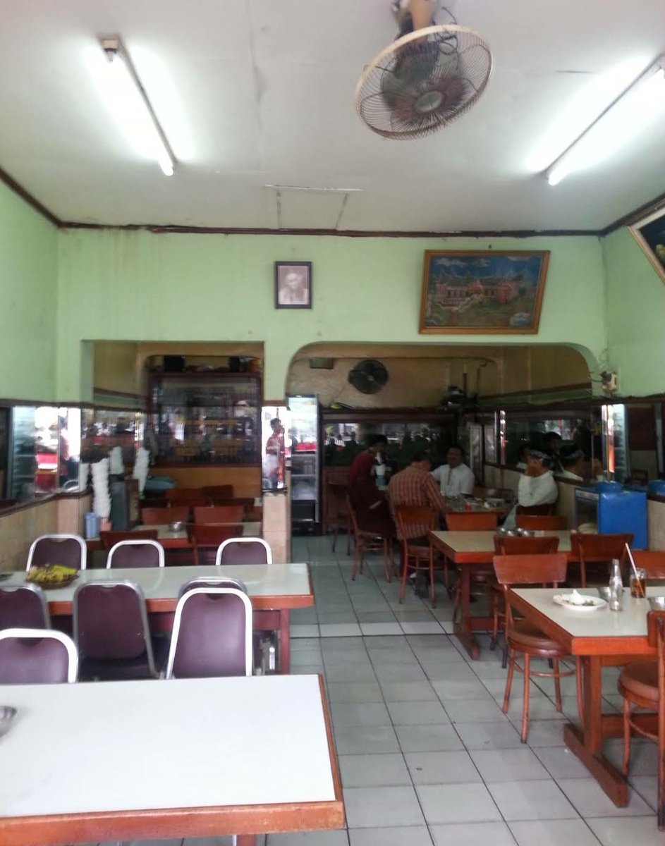 RM Ganto Minang, Duren TigaIni juga ga sengaja nemu, gue liat settingannya tuh kaya otentik RM padang aja gitu, akhirnya gue cobain deh. I fell in love on the first suap wkwkwkw.Kuah gulainya beeeuhhhh onde mande mati den.Bentuk bangunan dan makanan sangat otentik lah~