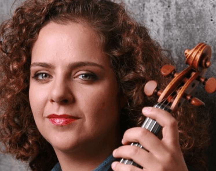 Bravo Hande..
Muhteşem başarı..👏👏
Harika kemancımız Hande Küden Berlin Filarmoni Orkestrası’nın kadrolu ilk Türk keman sanatçısı oldu.  138 yıllık orkestranın tarihinde bir ilk gerçekleşti bizler için. Yürekten tebrikler❤️🎼🌺🎶💐👏