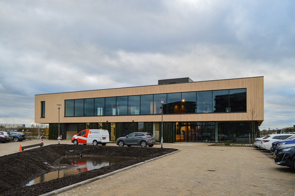 Vrijdag 4 december was de feestelijke oplevering van het nieuwe kantoor van Lomans Totaalinstallateur in Capelle aan den IJssel. Fijne werkplekken in een duurzaam en gezond kantoor. 

bit.ly/33RV3Bh

#Doorbouwers #Duurzaamkantoor #Circulair