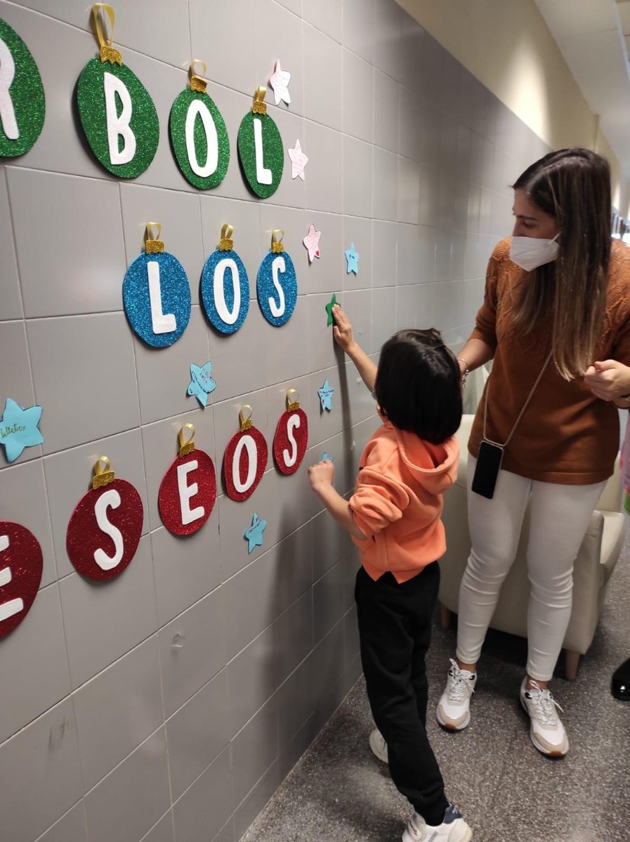 ColeHurchillo's tweet photo. 🎄 La llegada del espíritu navideño se proyecta por todo el Colegio junto a la puesta en marcha del "Árbol de los Deseos". 

👧 👦 Cada alumno y alumna ha instalado una estrella con un deseo para pedir paz e ilusión en este mundo tan complejo ✨ https://t.co/rLsQQ4tnJ2