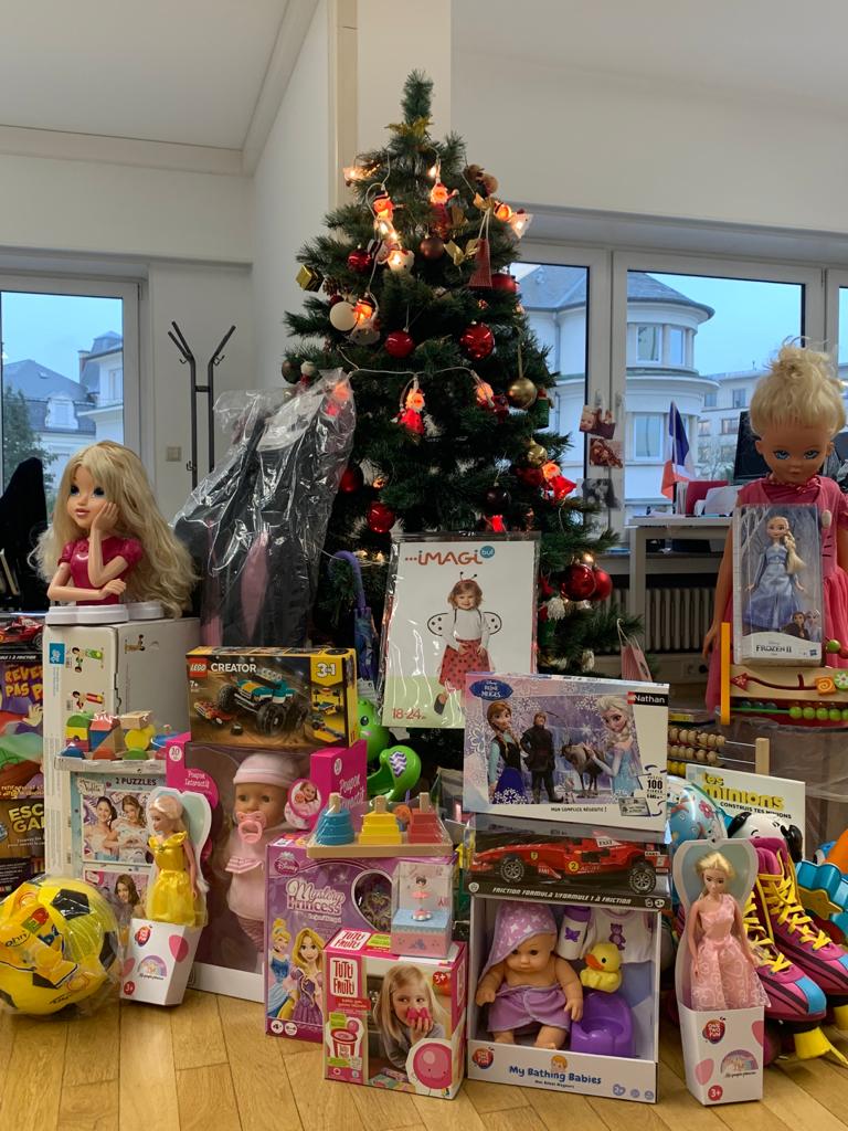 Merci pour votre mobilisation, le pied du sapin est, cette année encore, bien garni ! Grâce à vos dons, des yeux d'enfants s'illumineront à Noël. Merci à @WildgenLawFirm pour l'organisation de cette collecte de jeux !
#dorecruitmentadvisors #peopledomatter #wildgen4children #Noël