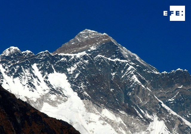 EFEnoticias's tweet photo. #EFEURGENTE | Nepal y China fijan la altura del Everest en 8.848,86 metros.

https://t.co/UxGVLxuO9E https://t.co/C3LpKgXohi
