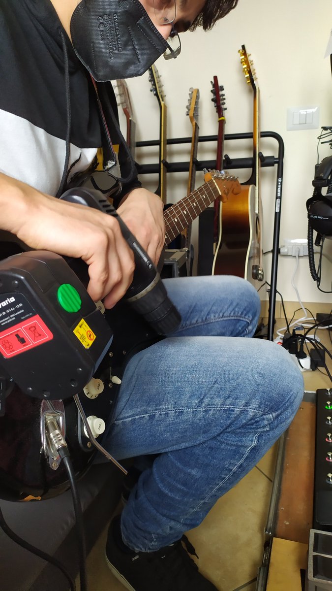 Synesthesia_off's tweet photo. Continuano le registrazioni di Cyborg N°E 119!

@TommasoDeVecchi al lavoro su chitarre...e trapano! 🎸🎧

#band #synesthesia #recording #italia #studio #10dicembre #10dicembre2020 https://t.co/PZt8CwXV5V
