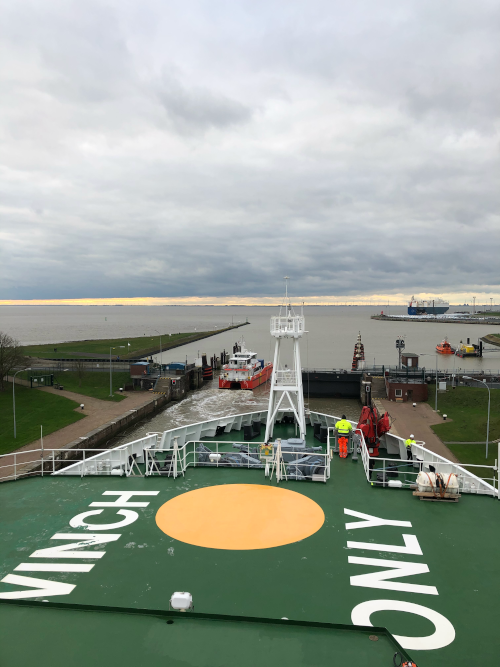GEOMAR_de's tweet photo. Schlechtes Wetter verzögert die Fahrt der #FS_SONNE ins Arbeitsgebiet der Expedition #SO279 etwas. Zeit, Geräte vorzubereiten und den 1. Blogpost hochzuladen: https://t.co/TnNlaQcUdT
@jpioceans @BMBF_Bund #HOTMIC #PLASTISEA @HZG_de @fz_juelich @NIOZnieuws
📸 I. Schulz/GEOMAR https://t.co/gYc76qHJBK