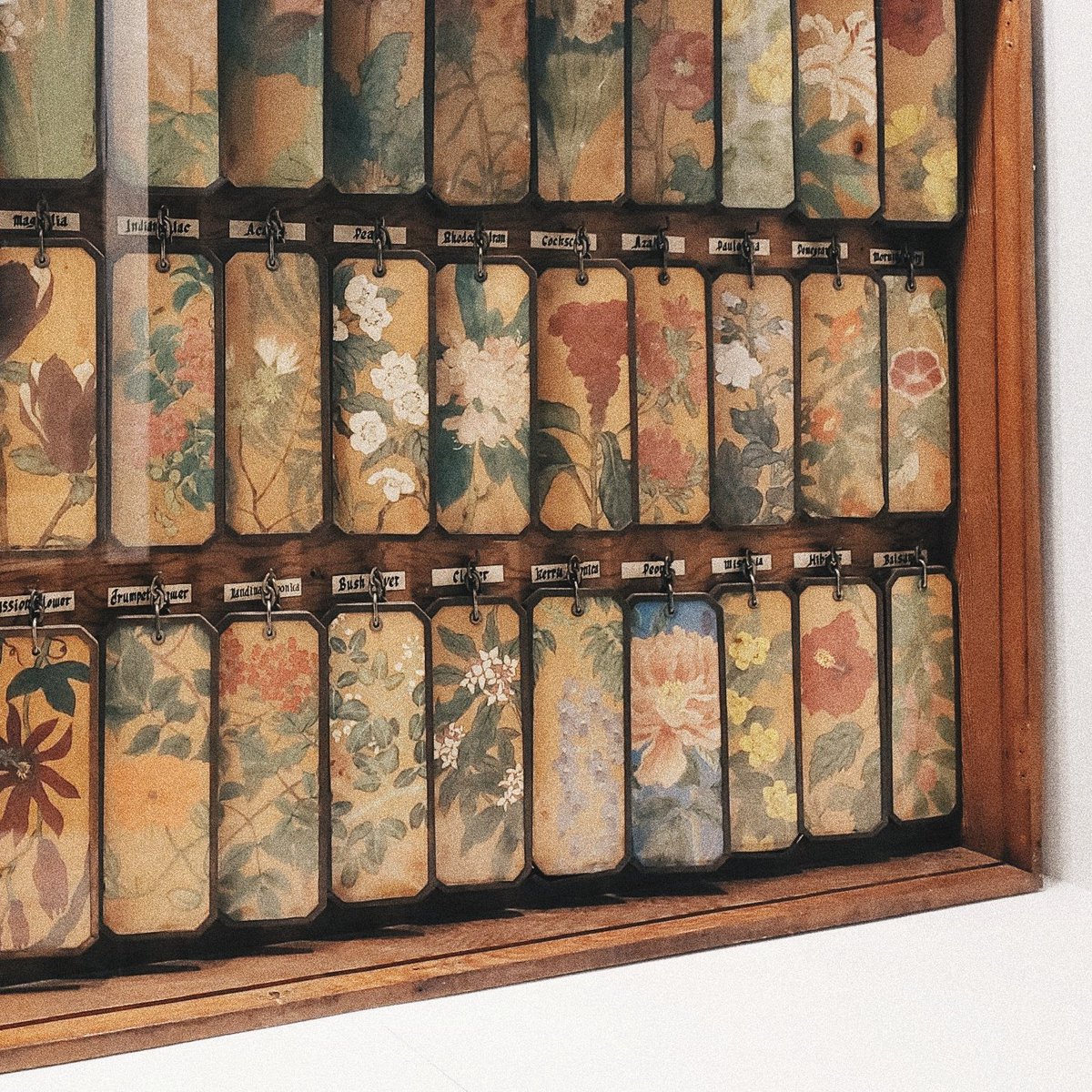 ニシイズミユカ 以前足を運んだ箱根の富士屋ホテルでドローイング ずっと憧れていた富士屋ホテルの 花御殿 は 40あるお部屋全てに異なる植物のモチーフがあり お部屋の鍵や室内のインテリア 絨毯や壁の絵 調度品など も各部屋で異なります この日私