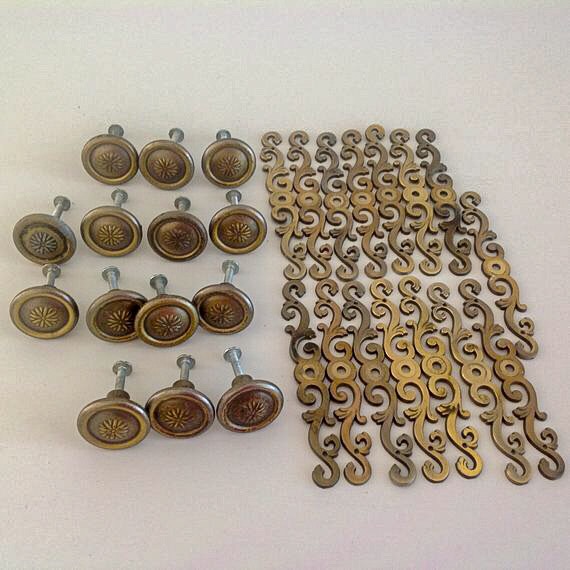 World_cru's tweet photo. Bronze Cabinet Drawer Knobs. Get this and more at World Cru's etsyshop! https://t.co/jzT7ZjuARy

#worldcru #vintage #antique #etsy #etsyshop #knobs #bronze #knobs https://t.co/YFWxRr0C9b