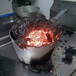 キャラメルソースを作ったつもりが…マグマか溶岩のようなものができた…