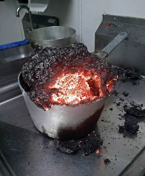 キャラメルソースを作ったつもりが…マグマか溶岩のようなものができた…