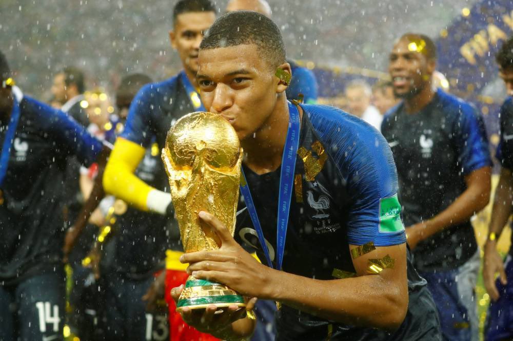 La suite en bleu on la connaît...Mbappé sera présent lors du sacre français au mondial 2018 en Russie. Il sera même un joueur majeur de la victoire française avec 4 buts dont 2 en 1/8 contre l’Argentine et un en finale contre la Croatie. Il sera élu meilleur jeune du mondial.