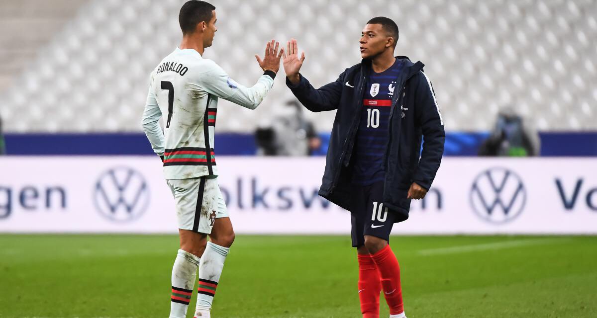 - Ronaldo et MessiMbappé est montent si haut à son âge qu’on l’a déjà comparé aux deux plus grands joueurs de l’histoire. On a même dit de lui qu’il était un mélange entre R9 et CR7.De plus, ses performances au ballon d’or n’ont pas arrangé les choses...