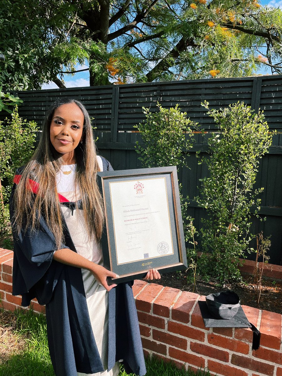 internetbadgal's tweet photo. ONE DEGREE HOTTER 🥰 graduated with a bachelors in health sciences and currently doing my masters in occupational therapy https://t.co/qR6u6iQyd7