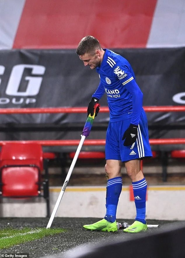 kiarhiannon's tweet image. Funny how this never gets reposted or reported about.... he clearly didn’t intentionally smash the rainbow LGBTQ flag... any flag that was there would have been smashed! He put it back! END OF
#snowflakecommunity #jamievardy @vardy7