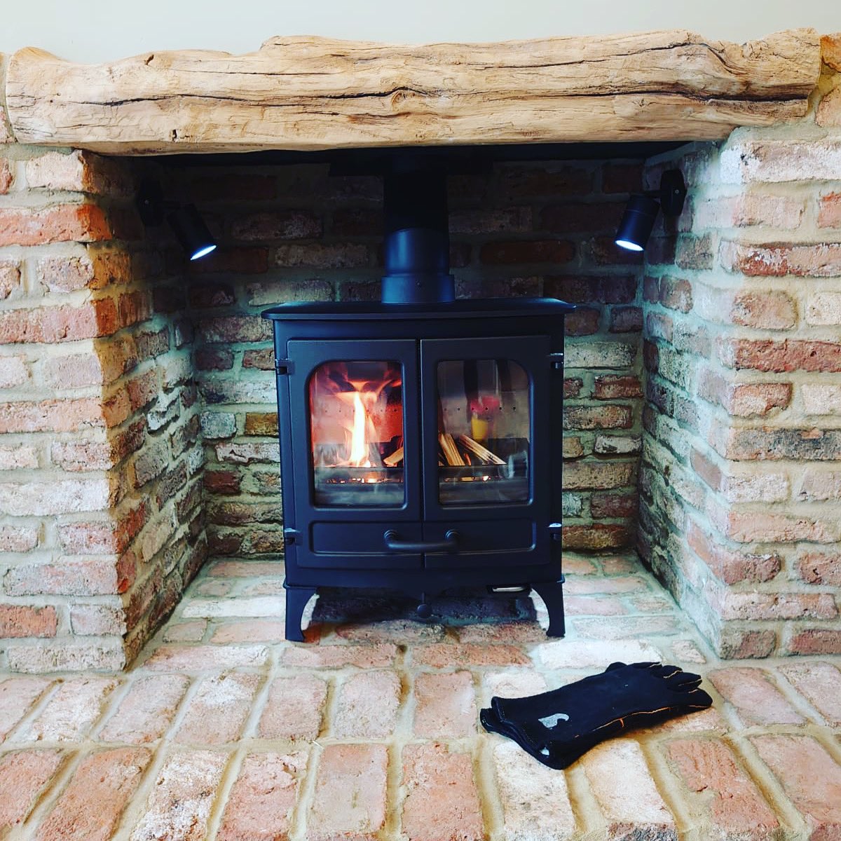 This Charnwood island 1 installed in Maidstone last week, finished off with a Newman’s beam. Come check us out for more info cosystovesandfireplaces.co.uk #charnwood #kent #cosyfires #fireplaces #newmansbeams #woodburners #logburners