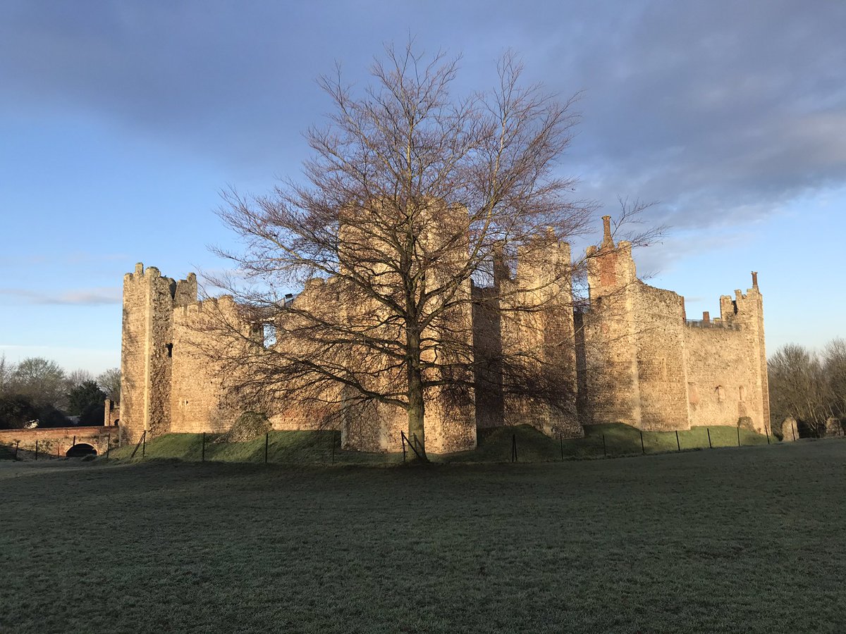 Okay campers, rise and shine! And don't forget your booties 'cause it's cold out there ☀️🏰❄️🇬🇧