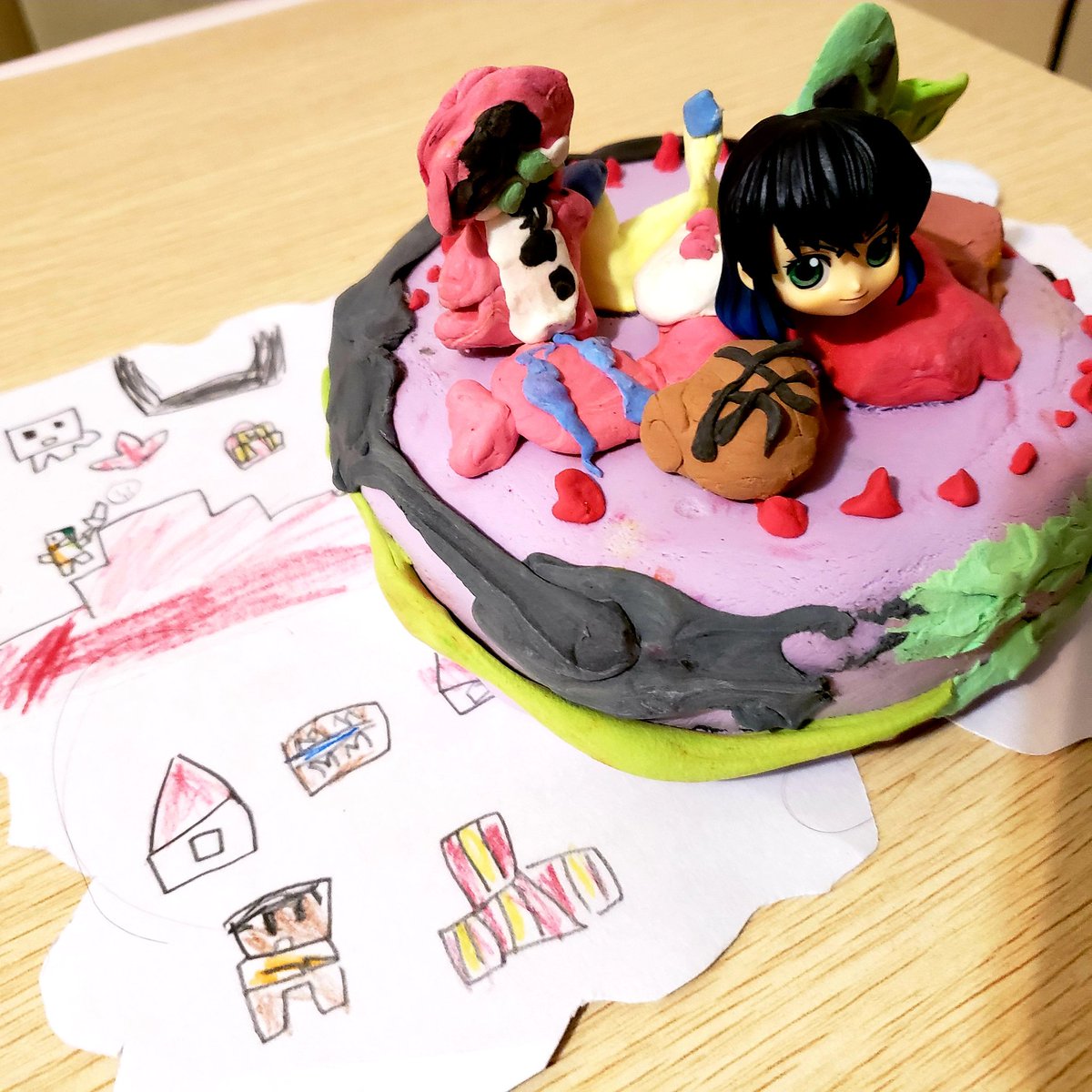 ニャーワン研究所 Uuum Spaaak所属 على تويتر 小学校の制作でマイゼンシスターズのケーキを作ったみたいです 背景のイラスト はマインクラフトを描いたとか マイゼンシスターズ マインクラフト マッキー ゼンイチ